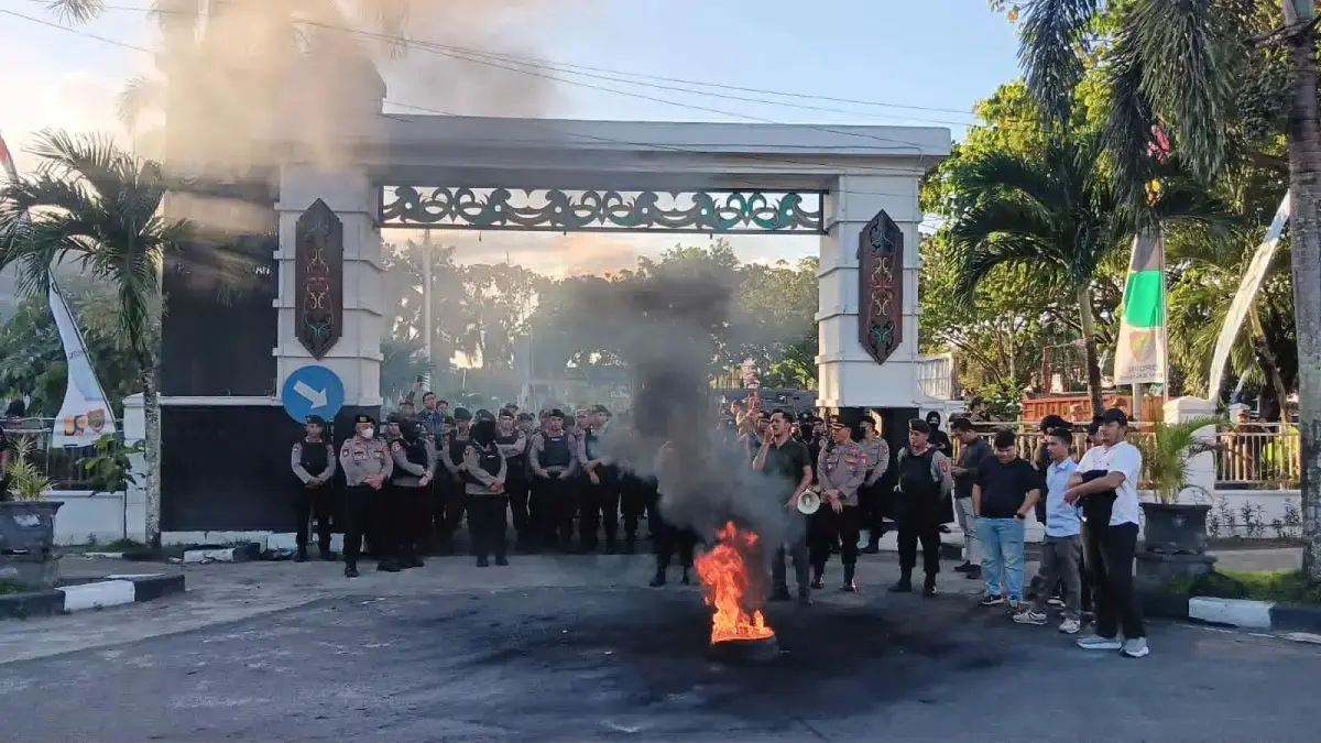 Aliansi Kalteng Bergerak kembali menggelar aksi damai di depan Kantor Dinas Pekerjaan Umum dan Penataan Ruang (PUPR) Kalimantan Tengah, Kamis (4/6). (DODI RADAR SAMPIT) 