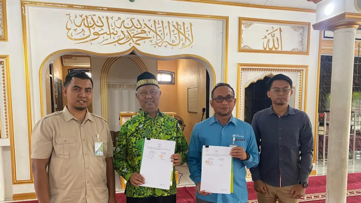 Perjanjian Kerja Sama (PKS) dengan BPJS Ketenagakerjaan dalam rangka memberikan perlindungan jaminan sosial ketenagakerjaan bagi para pengurus dan pekerja masjid, seperti imam, muazin, marbot, hingga petugas kebersihan masjid.