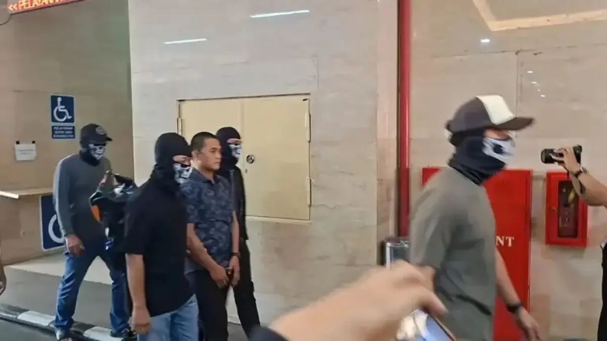 Bripka Dedy digiring oleh Bareskrim Polri untuk diperiksa dalam kasus peredaran gelap narkoba di Gang Langgar, Samarinda. (Sahrul Yunizar/JawaPos.com)