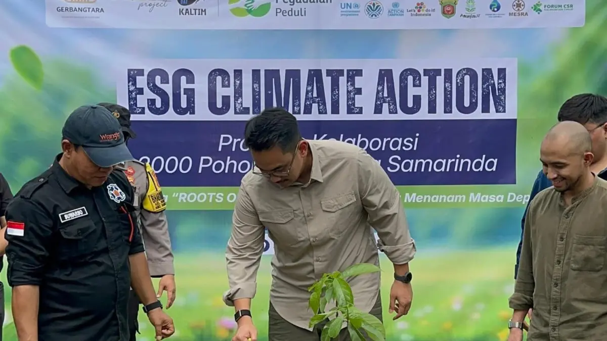 Foto bersama Staf Khusus Presiden Bidang UMKM dan Teknologi Digital, Tiar Nabilla Karbala usai secara simbolis melakukan penanaman pohon dalam program ESG Climate Action di Desa Budaya Pampang, Samarinda.