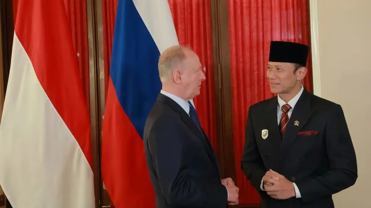 Menteri Koordinator Bidang Infrastruktur dan Pembangunan Kewilayahan, Agus Harimurti Yudhoyono (kiri), bertemu Menteri Transportasi Federasi Rusia, Andrey Nikitin, di Moskow.