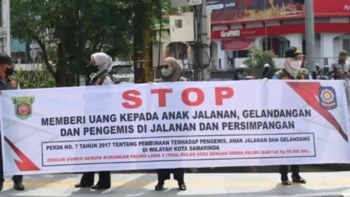 Membentang spanduk, Satpol PP Samarinda melakukan sosialisasi tentang larangan memberi uang kepada pengemis, anak jalanan, pengamen. (kis)