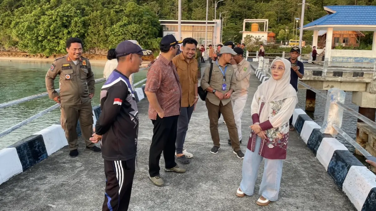 PENGEMBANGAN DERMAGA: Bupati Berau, Sri Juniarsih Mas, saat meninjau kondisi Dermaga Maratua. KPG

