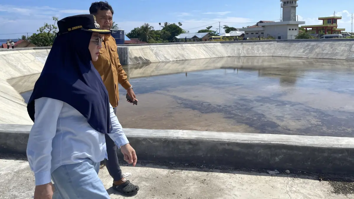 PENINJAUAN: Bupati Berau, Sri Juniarsih Mas, saat meninjau kondisi embung air di Maratua. KPG
