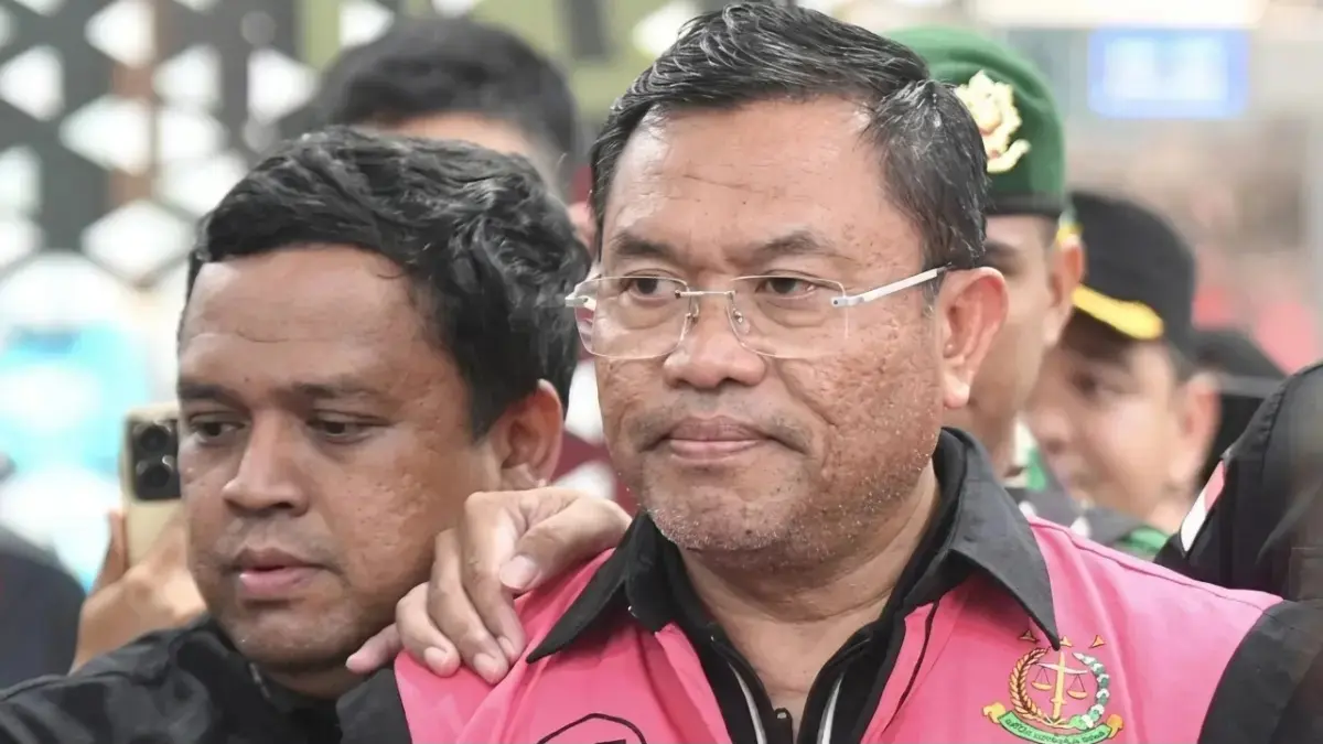 Tersangka dugaan tindak pidana korupsi tata kelola program Makan Bergizi Gratis (MBG) pada Badan Gizi Nasional (BGN) Sony Sonjaya (kanan) berjalan memasuki mobil tahanan di Kejaksaan Agung, Jakarta, Rabu (3/6/2026). (ANTARA FOTO/M Risyal Hidayat/agr)