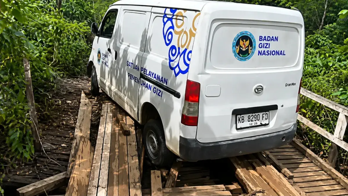 Kondisi jembatan tidak layat di Dusun Sungai Kurak, Desa Gudang Hulu Kecamatan Selimbau, Kapuas Hulu, Kalimantan Barat yang sering dilalui mobil MBG. (ISTIMEWA)