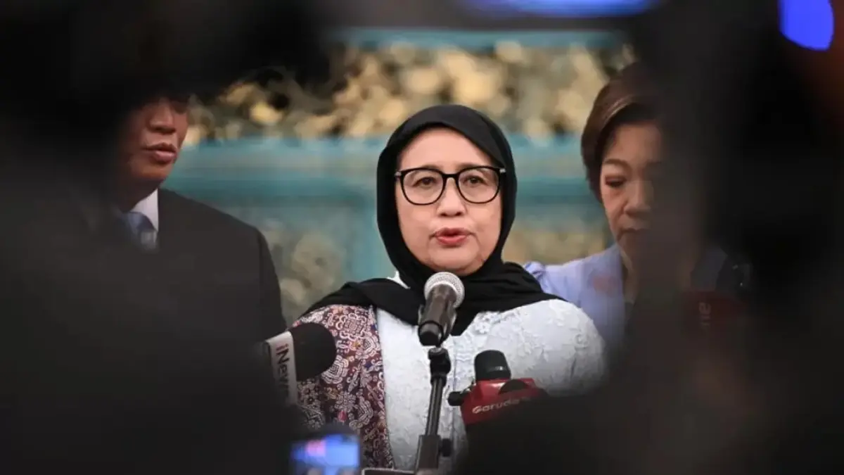 Nanik S. Deyang resmi menjadi kepala BGN setelah dilantik oleh Presiden Prabowo Subianto pada Senin sore (8/6). Dia berjanji bakal efisien menggunakan anggaran MBG. (BPMI Setpres)