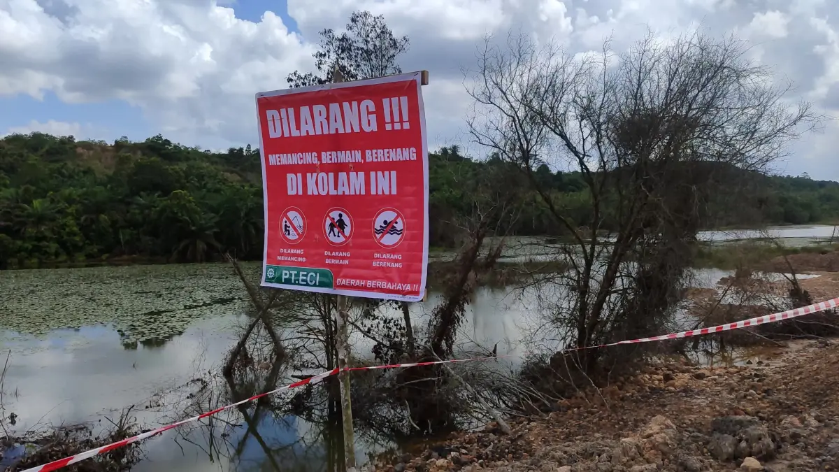Plang larangan yang baru dipasang PT ECI di samping kolam yang merenggut nyawa Ali, Sabtu (6/6/2026). (OKE/SAPOS)