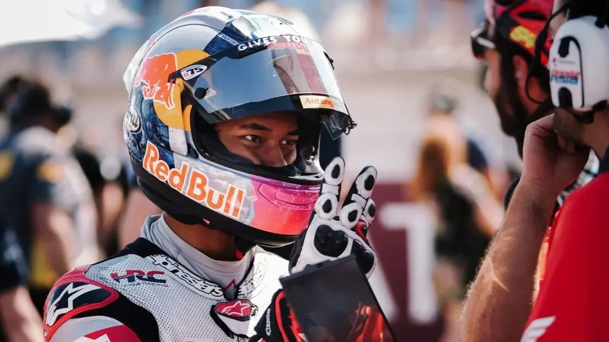 Veda Ega Pratama saat menjalani balapan Moto3 Hungaria 2026 di Sirkuit Balaton Park. Pembalap Honda Team Asia finis ke-16 setelah terkena long lap penalty. (Instagram @veda_54)