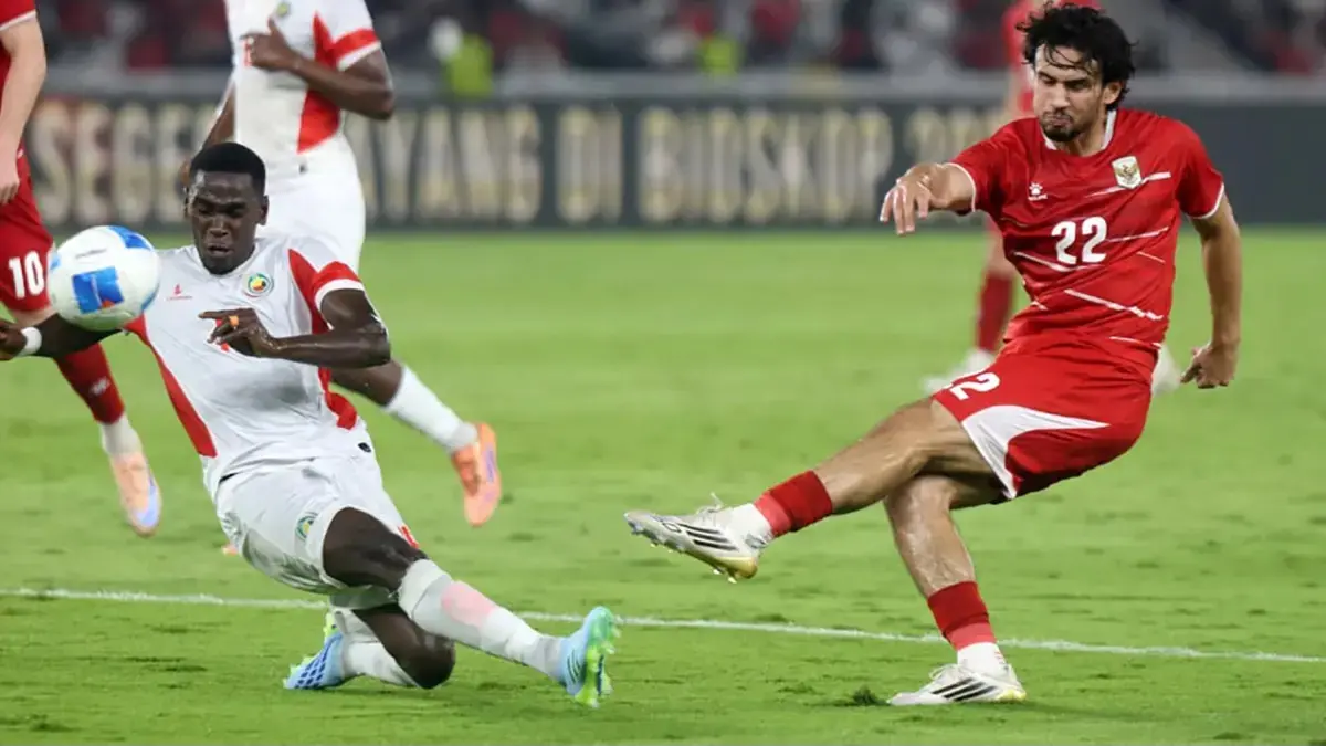 Aksi Nathan Tjoe-A-On saat Timnas Indonesia berhasil mengalahkan Mozambik dengan skor tipis 1-0 dalam pertandingan yang berlangsung di Stadion Utama Gelora Bung Karno (SUGBK), Jakarta, Selasa (9/6/2026) malam WIB. (Dery Ridwansyah/JawaPos.com)