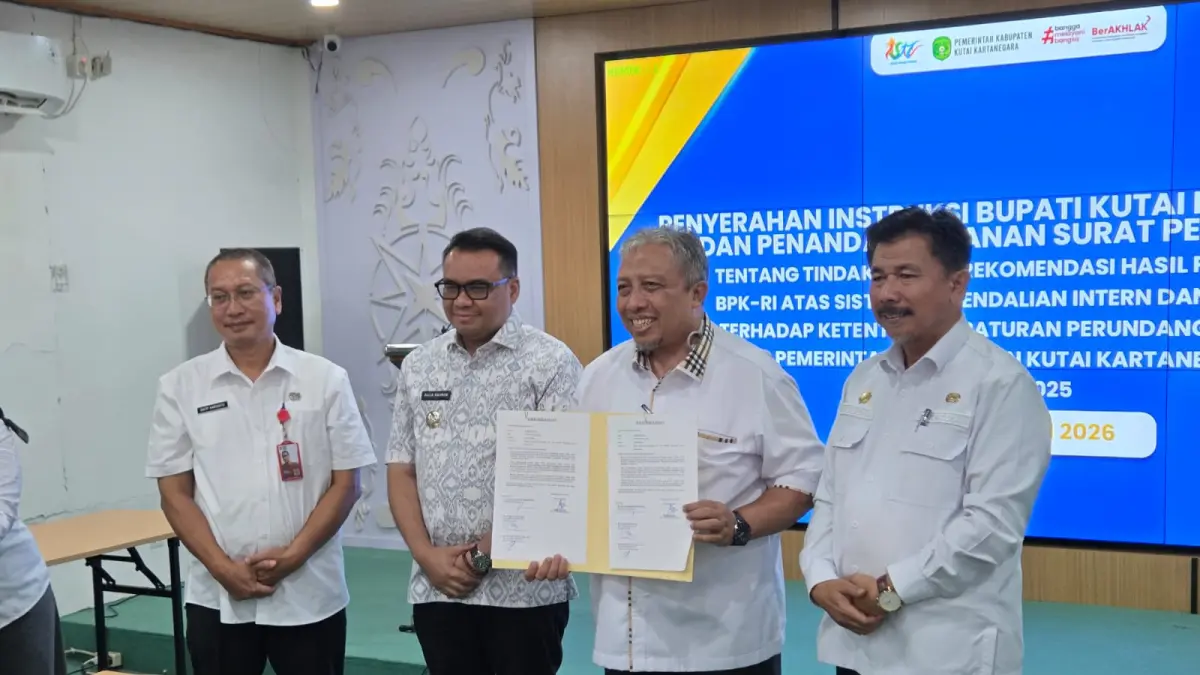 Bupati Kukar Aulia Rahman Basri menyerahkan Instruksi terhadap LHP Pemkab Kukar tahun 2025 &nbsp;(Elmo/Prokal.co)