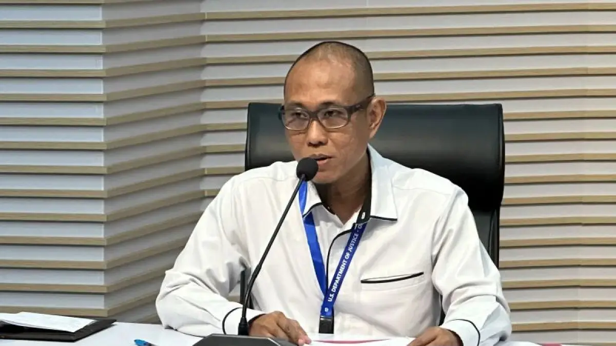 Pelaksana Tugas Direktur Penyidikan KPK Achmad Taufik Husein memberikan keterangan di Gedung Merah Putih KPK, Jakarta, Senin (13/4). (ANTARA/Rio Feisal)