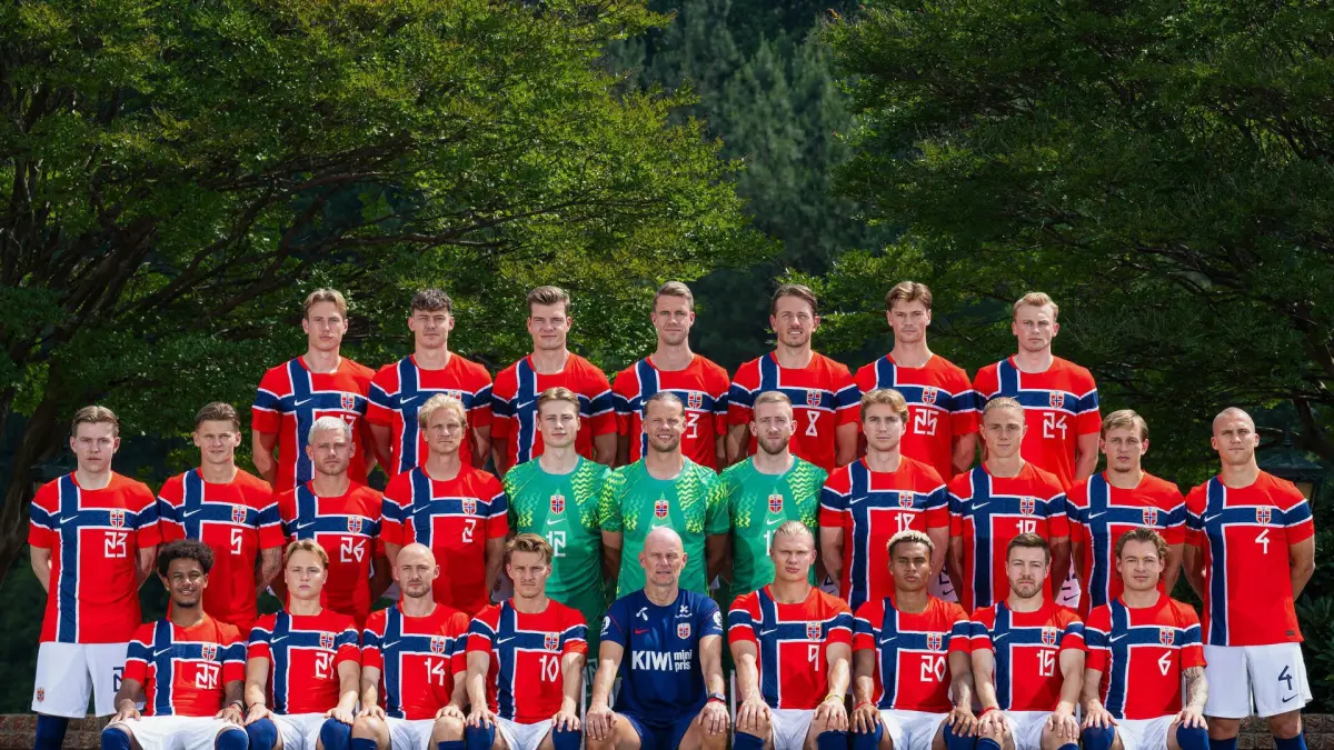 Pemain Norwegia mengenakan jersi kebesaran berwarna merah-putih-biru kebanggaan Norwegia.