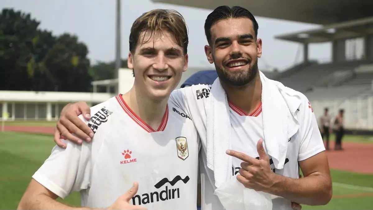 Pemain Timnas Indonesia Luke Vickery (kiri) berpose dengan rekannya Jens Raven (kanan) seusai berlatih tanding dalam pemusatan latihan jelang Piala AFF 2026 di Stadion Madya, Senayan, Jakarta, Sabtu (30/5/2026).