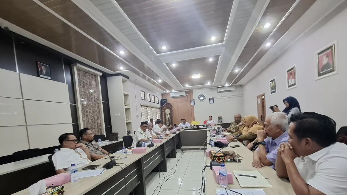  Warga Perumahan Borneo Paradiso, RT 60 Kelurahan Sepinggan, Balikpapan Selatan, mengadukan berbagai persoalan perumahan mereka kepada Komisi III DPRD Kota Balikpapan, Senin (8/6/2026). 