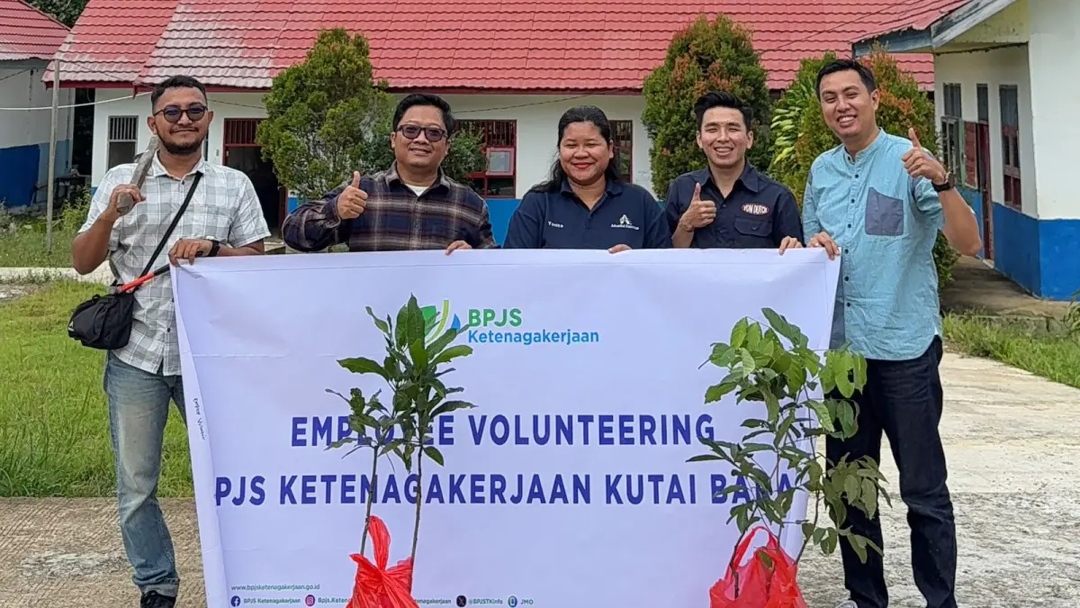  BPJS Ketenagakerjaan Kutai Barat Sendawar melaksanakan kegiatan penanaman pohon di lingkungan SMP Advent Kutai Barat Sendawar pada Jumat (5/6). 