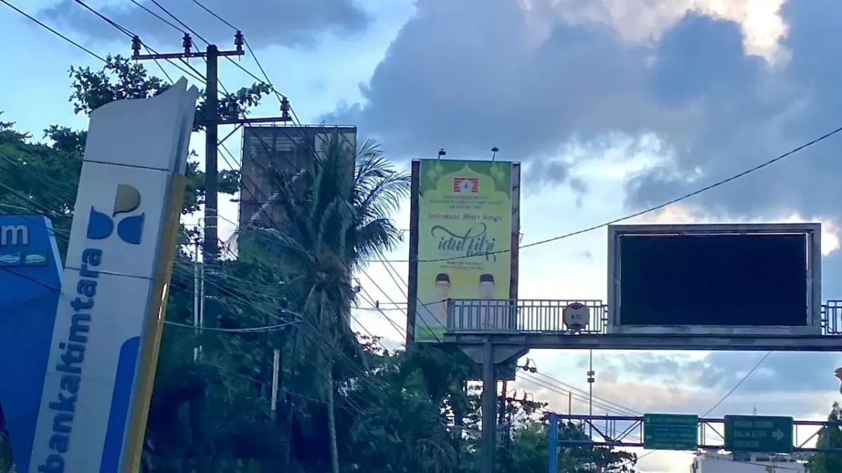  Papan reklame di salah satu ruas jalan utama Kota Samarinda. Sektor pajak reklame masih menghadapi tantangan akibat penataan kota dan pengetatan aspek perizinan serta keselamatan pemasangan.