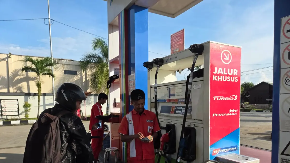 Suasana pengisian BBM jenis Pertamax di SPBU Pesut Tenggarong (Elmo/Prokal.co)