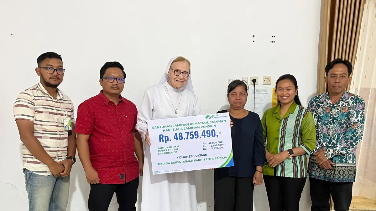  BPJS Ketenagakerjaan Kutai Barat Sendawar melaksanakan penyerahan simbolis manfaat program Jaminan Sosial Ketenagakerjaan kepada ahli waris almarhum Yohanes Sukimin, pegawai Rumah Sakit Santa Familia Kutai Barat Sendawar. 