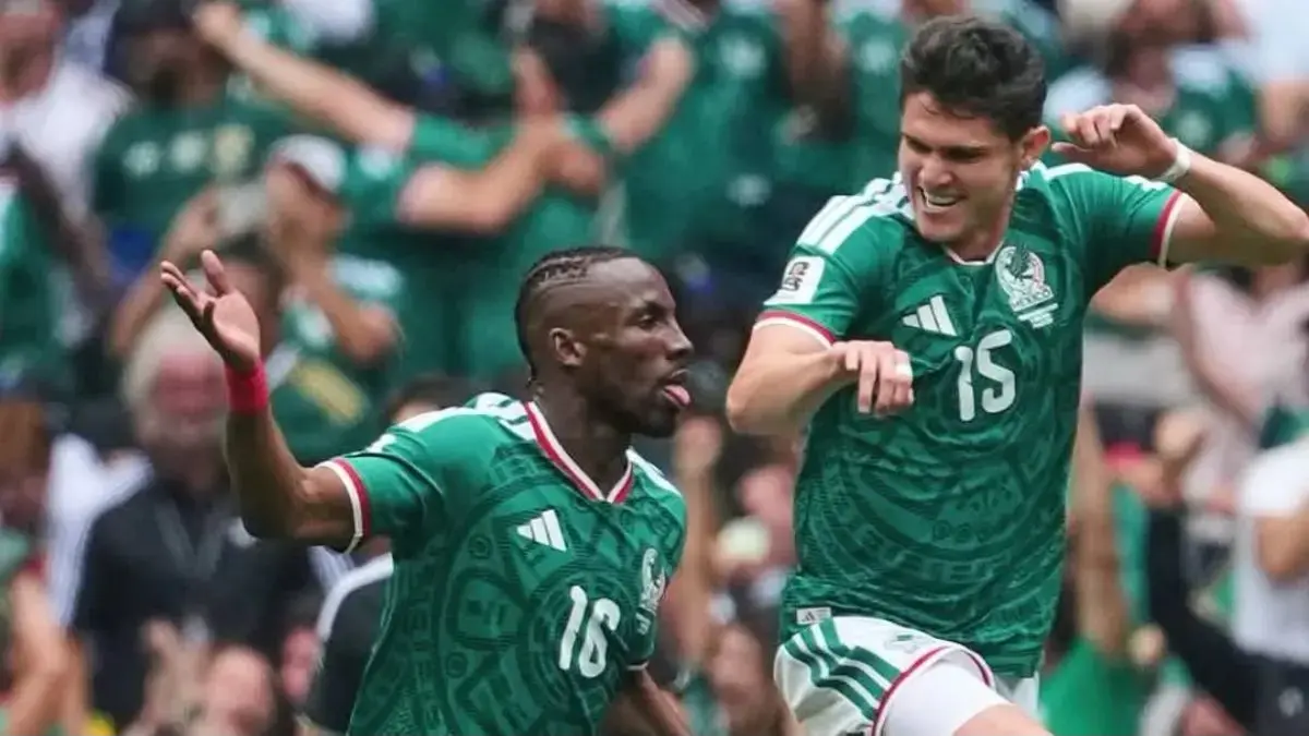 Julian Quinones merayakan gol pembuka Piala Dunia 2026 yang membawa Meksiko unggul 1-0 atas Afrika Selatan di Estadio Azteca. (Instagram @miseleccionmx)