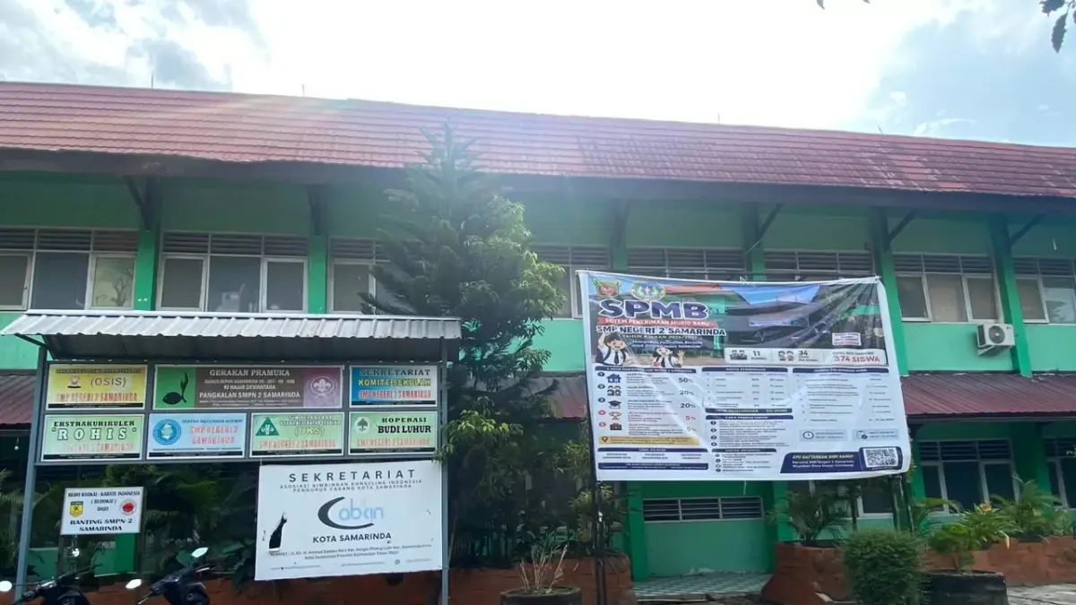 Spanduk informasi SPMB Tahun Ajaran 2026/2027, di salah satu sekolah favorit di Samarinda.