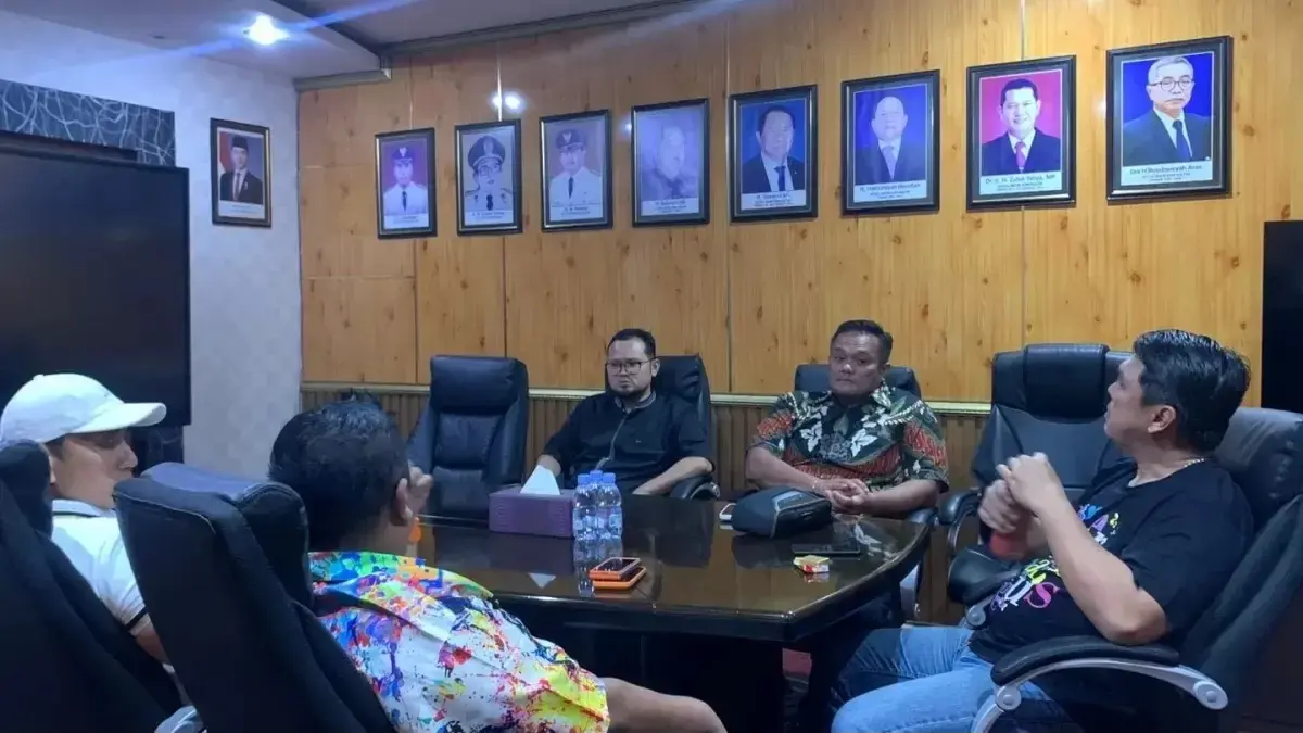 Ketua KONI Kaltim, Anderiy Syachrum berbincang dengan anggota tim formatur di kantor KONI Kaltim. (IST./KP)
