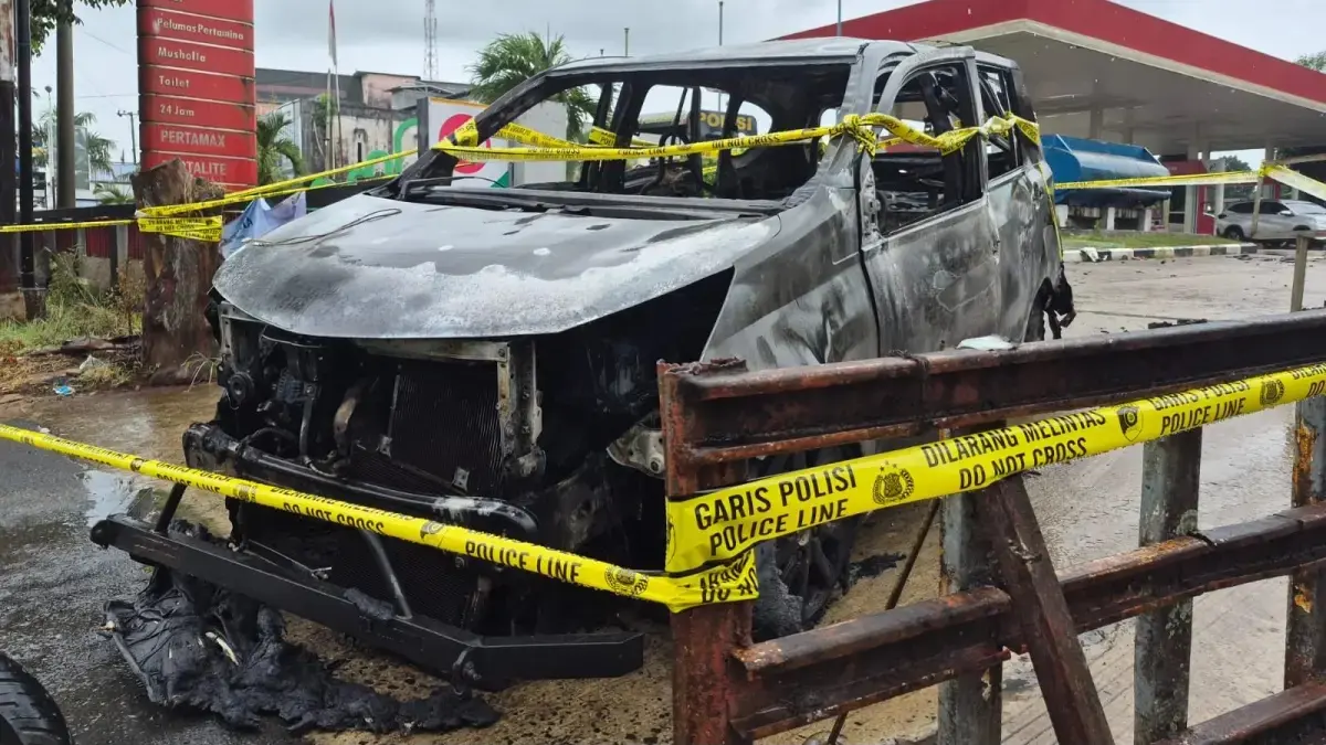 Mobil terbakar diduga mengetap BBM.