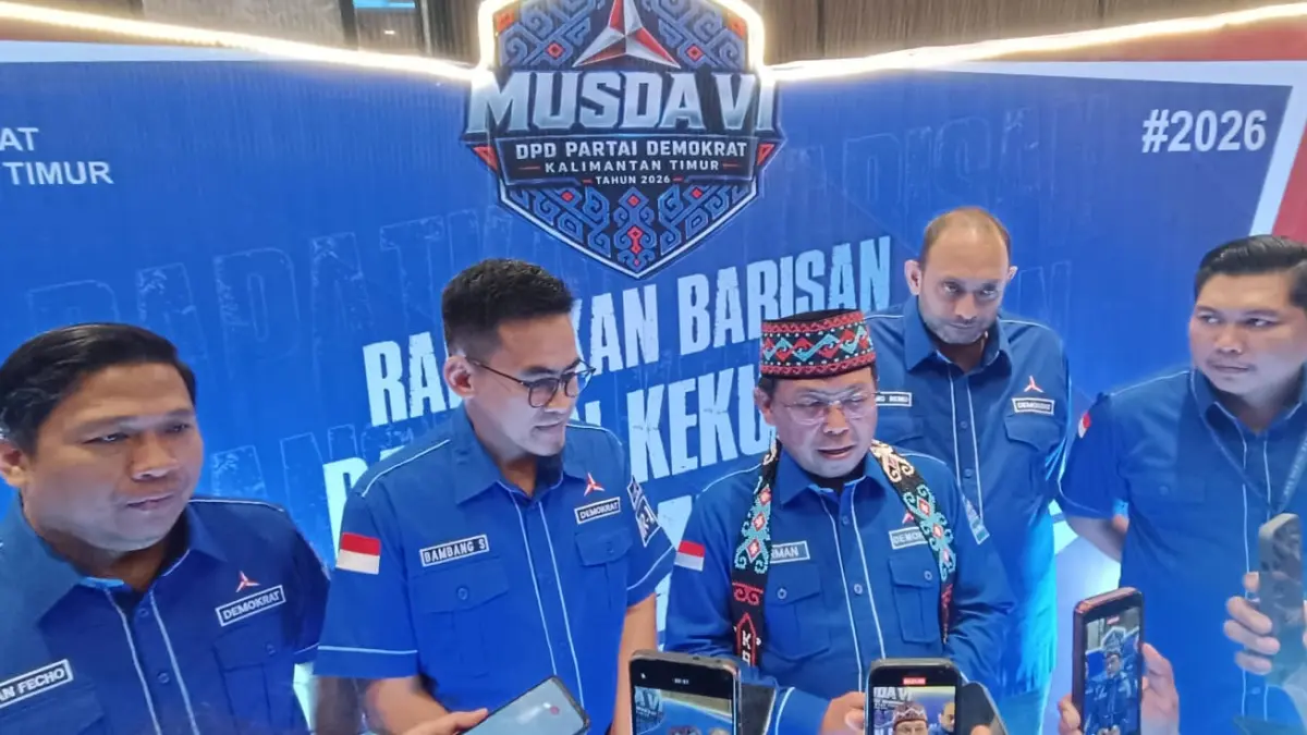 Sekretaris Jenderal DPP Partai Demokrat Herman Khaeron kenakan peci khas manik Dayak yang didampingi Bambang Soepriyadi sebagai Ketua DPD Demokrat Kaltim samping kirinya saat diwawancarai wartawan.