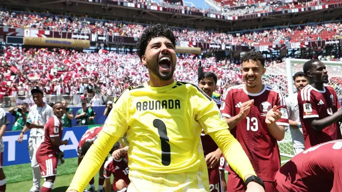 Kiper Qatar Mahmoud Abunada melakukan penyelamatan penting saat menghadapi gempuran Swiss dalam laga Grup B Piala Dunia 2026 di San Francisco. (QFA)