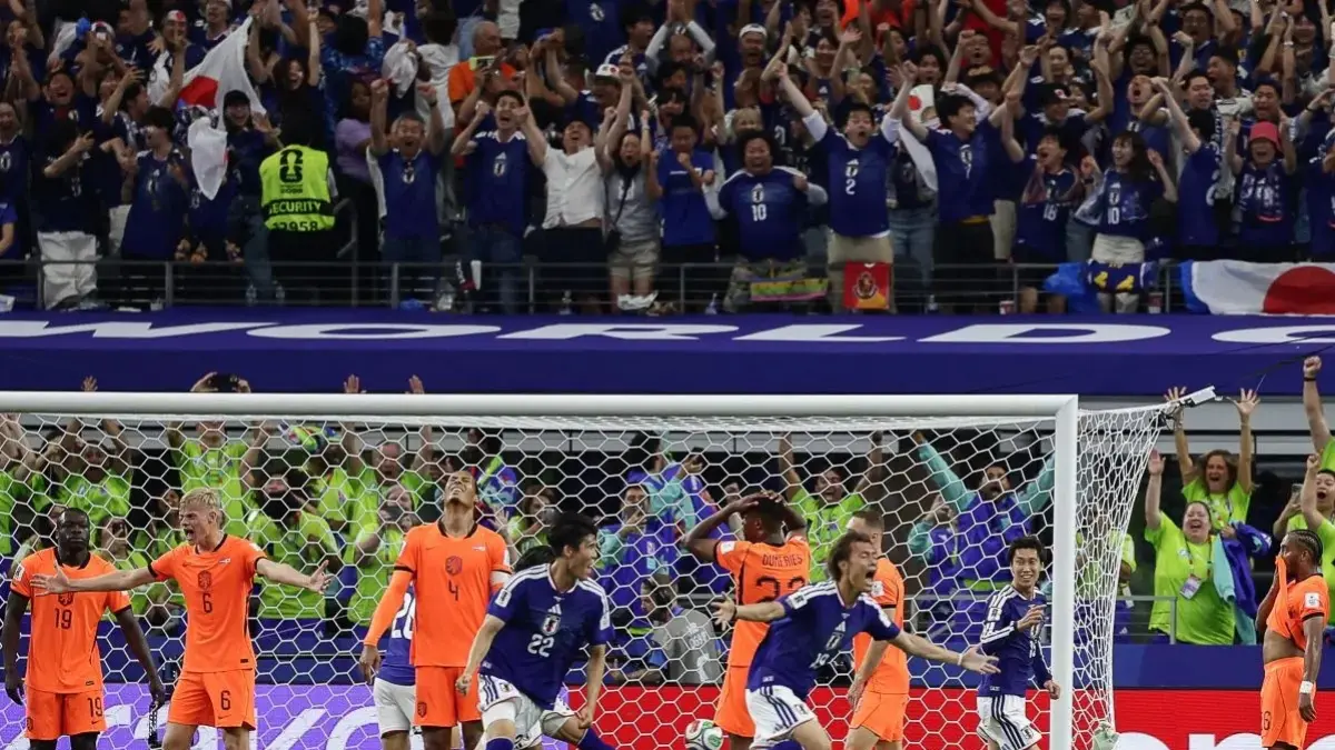 Para pemain Jepang merayakan gol kedua mereka yang menyamakan kedudukan 2-2 dalam pertandingan Grup F Piala Dunia 2026 antara Belanda dan Jepang di Dallas Stadium di Arlington, Texas, Amerika Serikat, pada 14 Juni 2026. (AFP/ARIC BECKER)