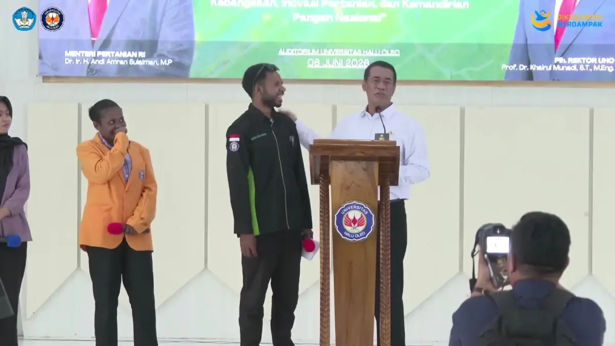 BAHAS: Mentan Amran (kanan) berdialog dengan mahasiswa asal Papua dalam kuliah umum di Universitas Halu Oleo, Kendari, Sulawesi Tenggara, Sabtu, 6 Juni 2026. ISTIMEWA
