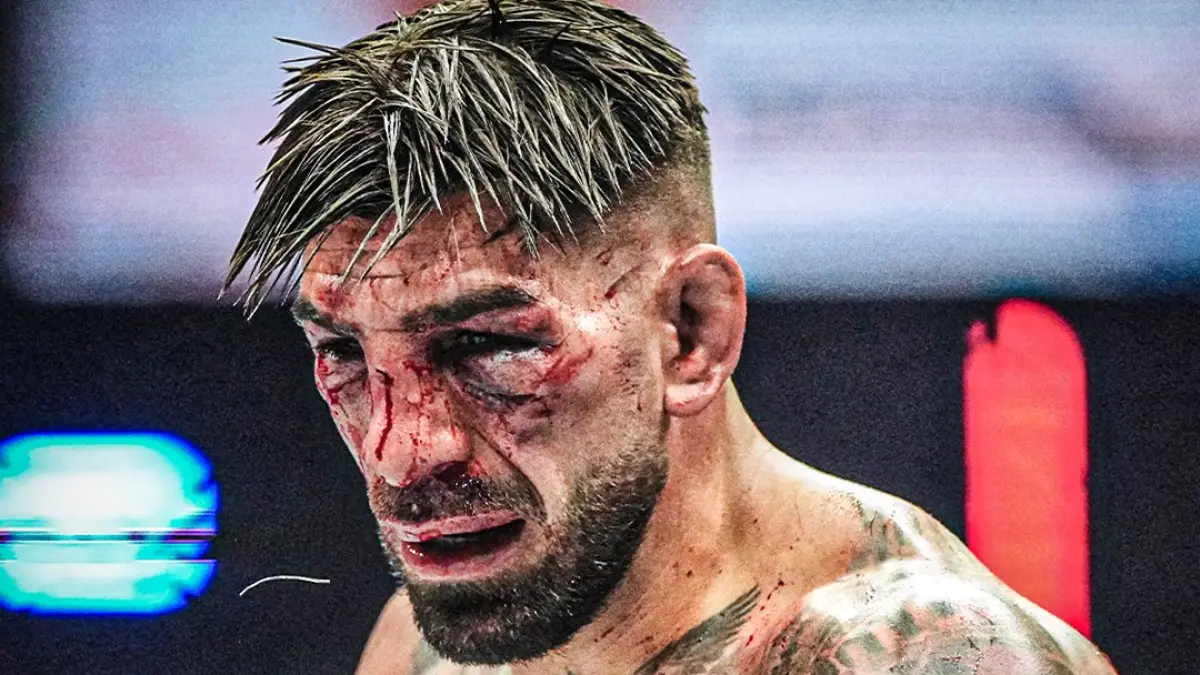Ilia Topuria saat bertarung dengan Justin Gaethje.