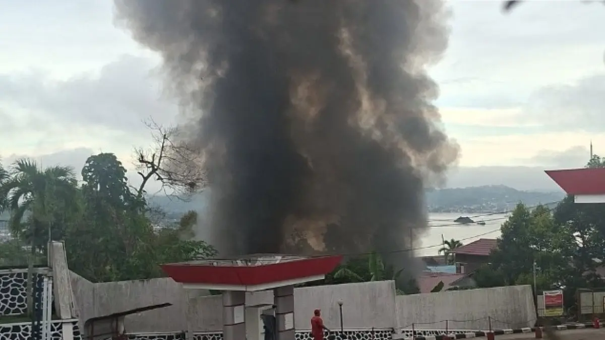 Asap hitam kebakaran di Jl Cipto Mangunkusumo RT 6 Kelurahan Gunung Panjang Samarinda Seberang berada persis samping SPBU