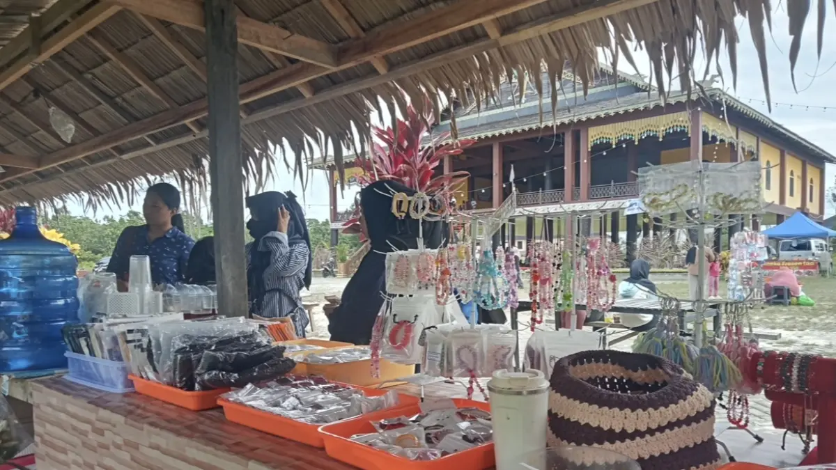 CARI SUVENIR: Rafania Rajut, salah satu stan yang menjual kerajinan tangan yang hadir pada pekan budaya di Rumah Adat Paser di PPU. ISTIMEWA