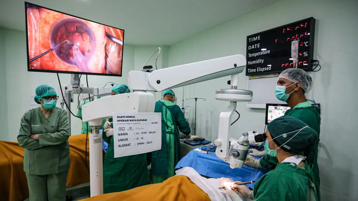 Dokter melakukan tindakan operasi mata katarak di RS Puri Cinere, Depok, Jawa Barat. (Dok JawaPos.com)