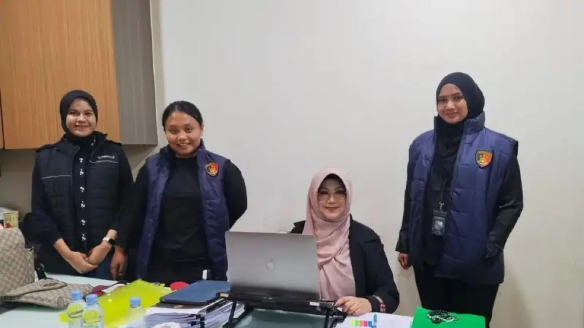 dr Tifa (duduk).
