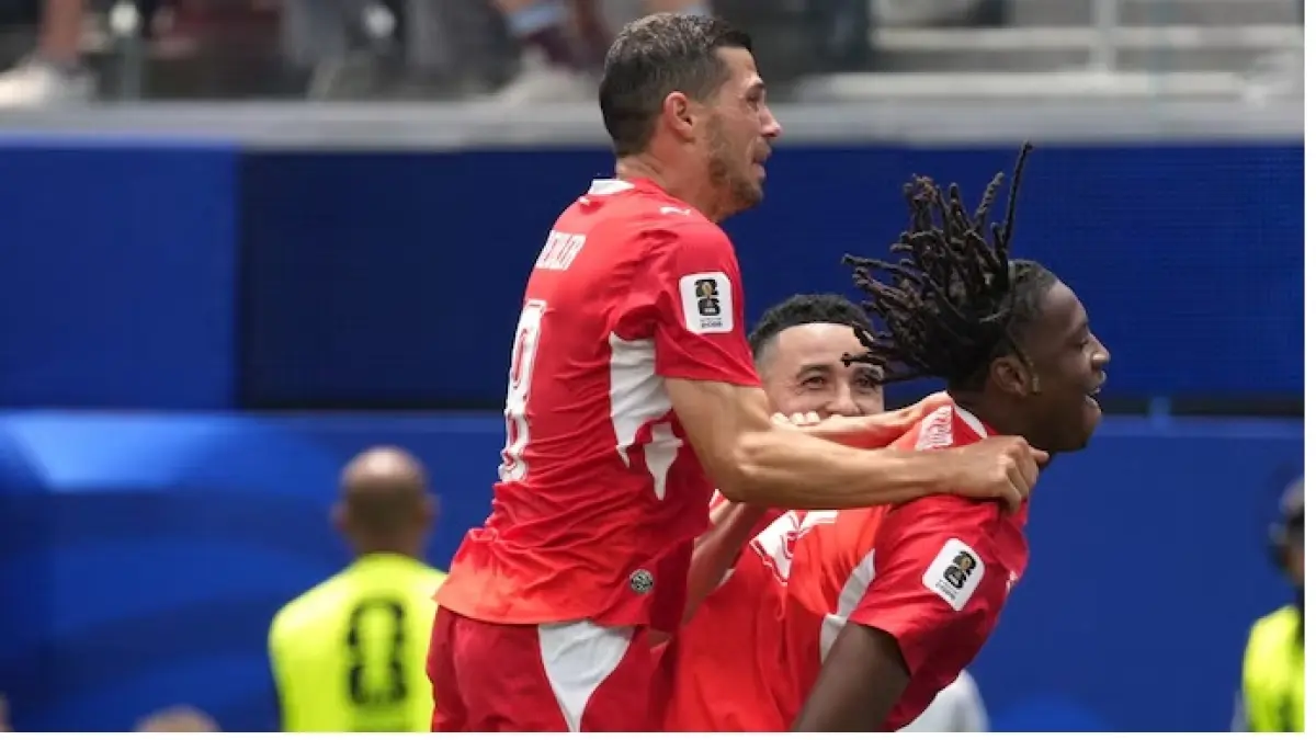 Pemain Swiss rayakan gol.