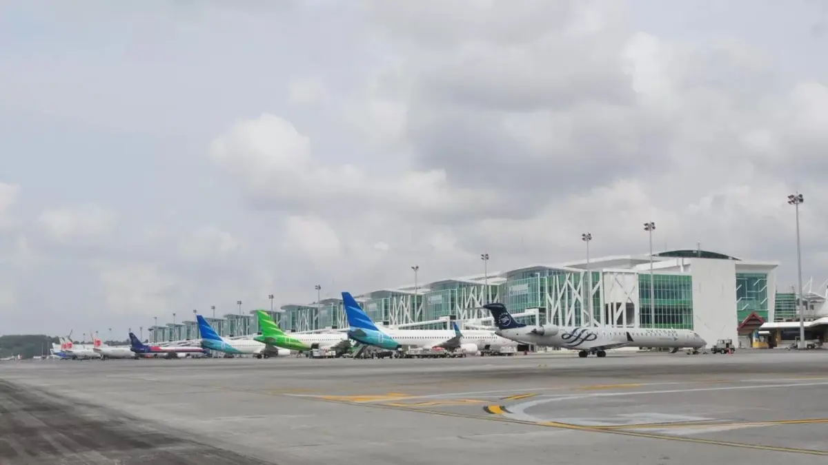 Aktivitas penerbangan di Bandara Sepinggan Balikpapan meningkat selama libur sekolah. Pergerakan penumpang harian tercatat menembus 15 ribu orang. (Foto: Istimewa)