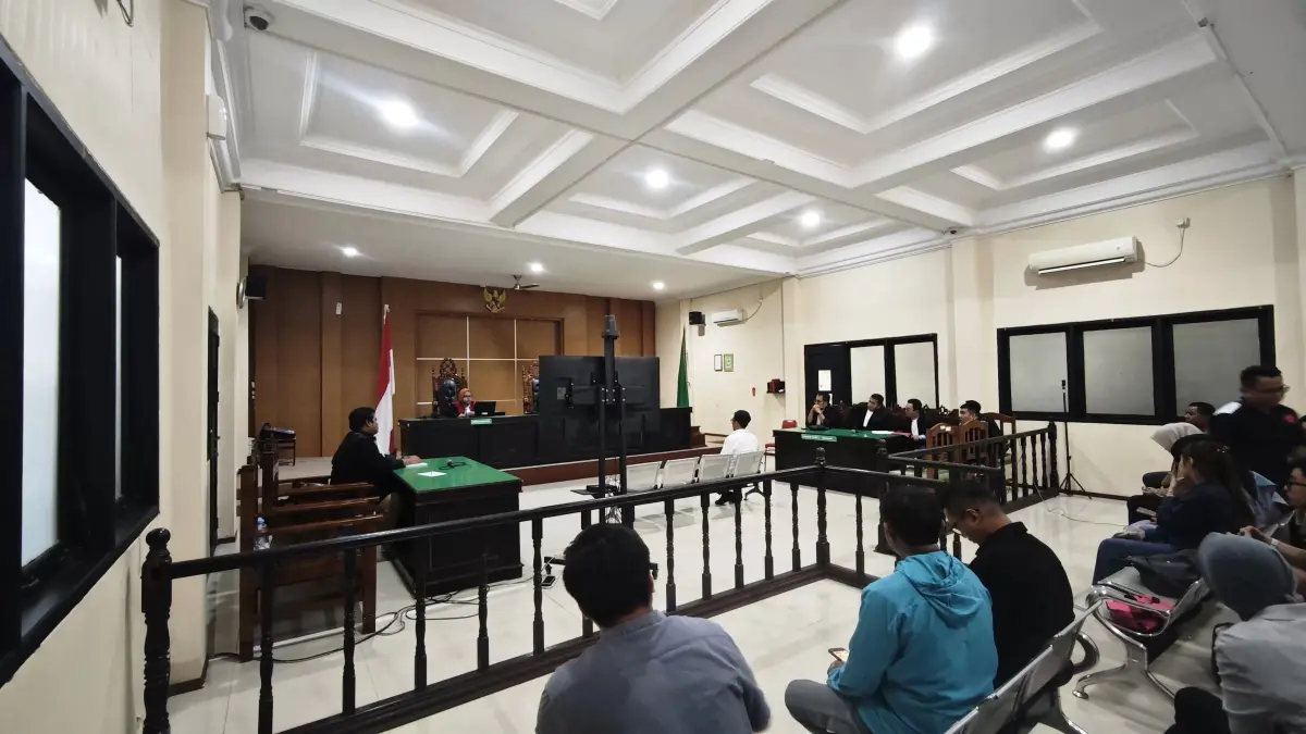 Dua terdakwa perkara dugaan korupsi pengelolaan dana Desain Besar Olahraga Nasional (DBON) Kalimantan Timur mendengarkan pembacaan putusan majelis hakim di Pengadilan Tipikor Samarinda. (kis)