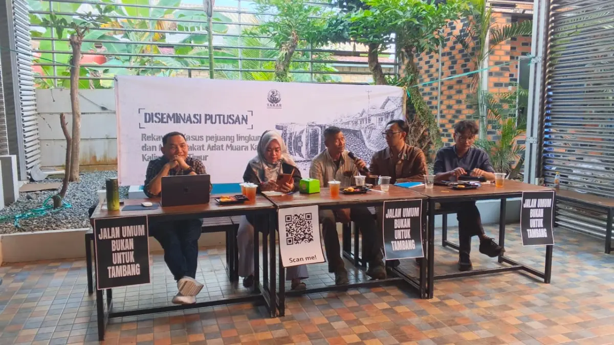 Pendamping LBH Samarinda, Irfan Ghazy. Divisi Advokasi dan Kampanye Jaringan Advokasi Tambang (JATAM) Kaltim, Abdul Aziz, Akademisi Unmul, Ivan Zairani serta warga Muara Kate, Aspiana. Pejuang Lingkungan Muara Kate Usai Bebas, Misran Toni saat gelar jumpa pers diseminasi putusan.
