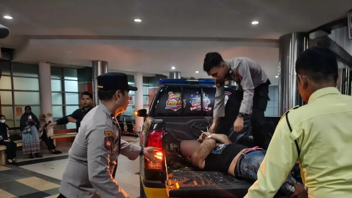 LA saat dibawa petugas ke RSUD AW Sjahranie usai digebuki massa lantaran menembak tetangganya di Jalan Karya Baru, RT 09, Kelurahan Sempaja Selatan.