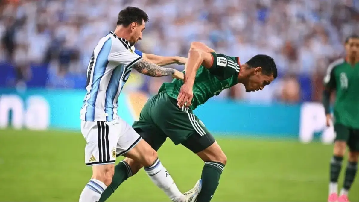 Kaki Messi tampak melanggar pemain Aljazair.
