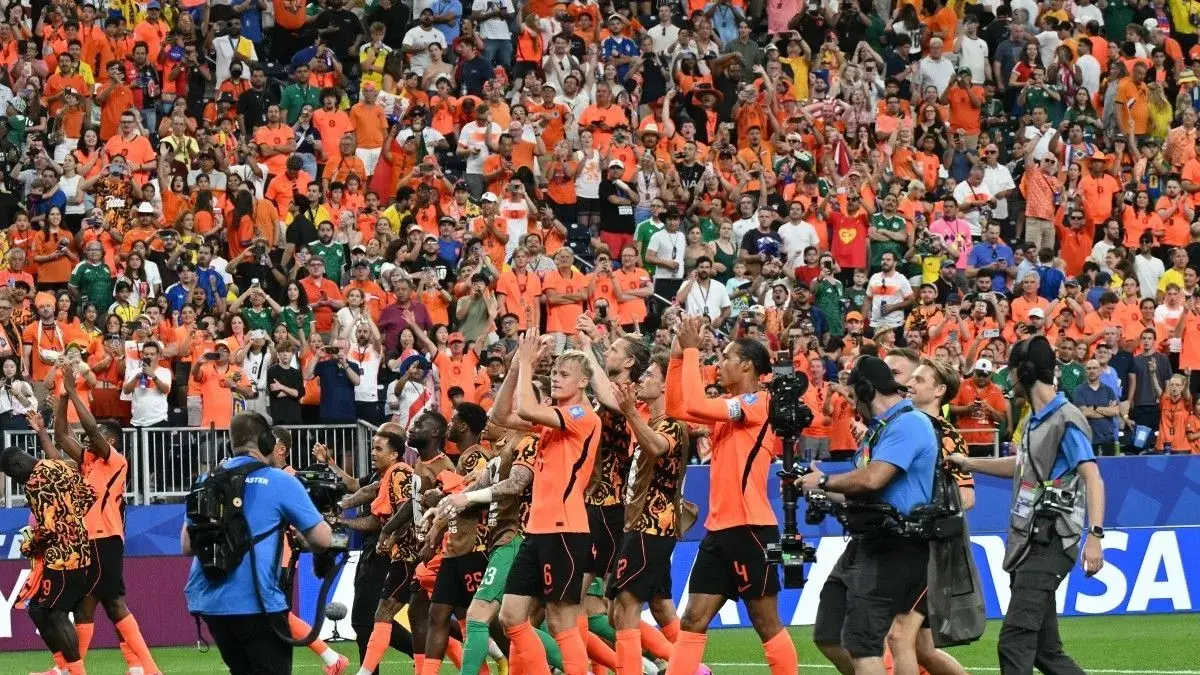 Para pemain Belanda melakukan victory lap setelah memenangkan pertandingan Grup F Piala Dunia 2026 melawan Swedia dia Houston Stadium, Houston, Texas, Amerika Serikat, pada 20 Juni 2026. (AFP/RONALDO SCHEMIDT)