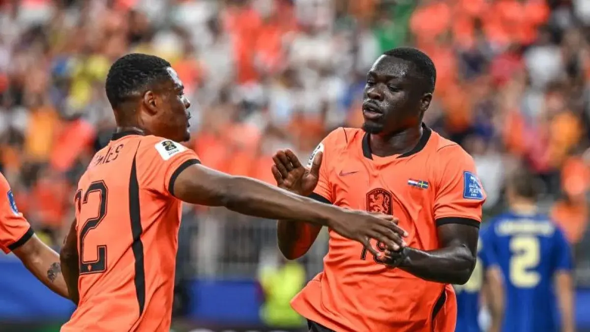 Penyerang Belanda Brian Brobbey (kanan) dan Denzel Dumfries 