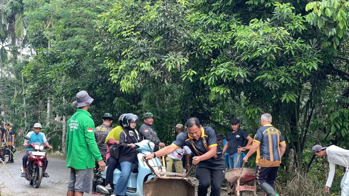 Polsek Loa Kulu gotong royong bersama warga memperbaiki akses desa (Istimewa)