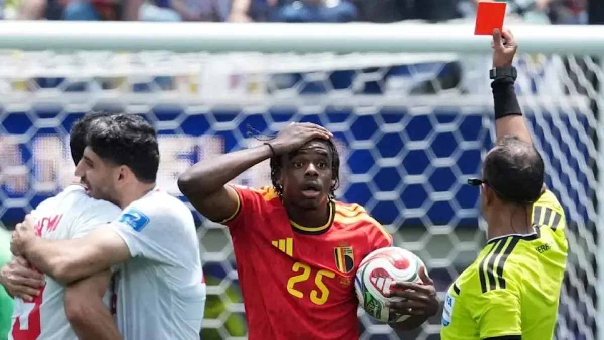 Ekspresi Nathan Ngoy dibberi kartu merah oleh Dario Herrera. (Kirby Lee/Reuters)