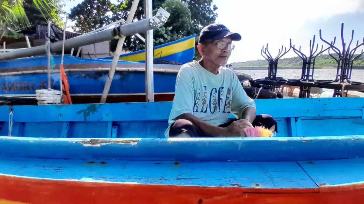 Jabir, nelayan pantai bandara lama kelurahan Gunung Bahagia, Balikpapan Selatan memilih berhenti melaut pasca kenaikan BBM Pertamax, Ahad (21/6/2026). (ARIF FADILLAH)