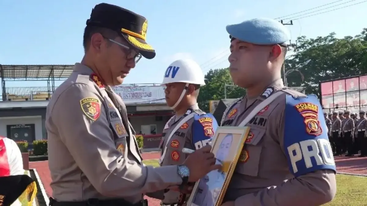Kapolres Kukar AKBP Khairul Basyar melaksanakan PTDH terhadap anggota yang terlibat judol (Ist/Polres Kukar)