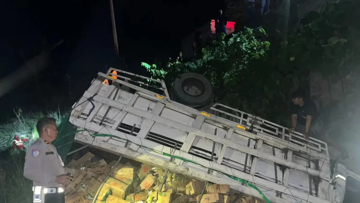 Kondisi truk terguling yang menewaskan sopir di di Jalan Soekarno-Hatta Km 15, Desa Loa Janan Ulu, Kecamatan Loa Janan. (ist)