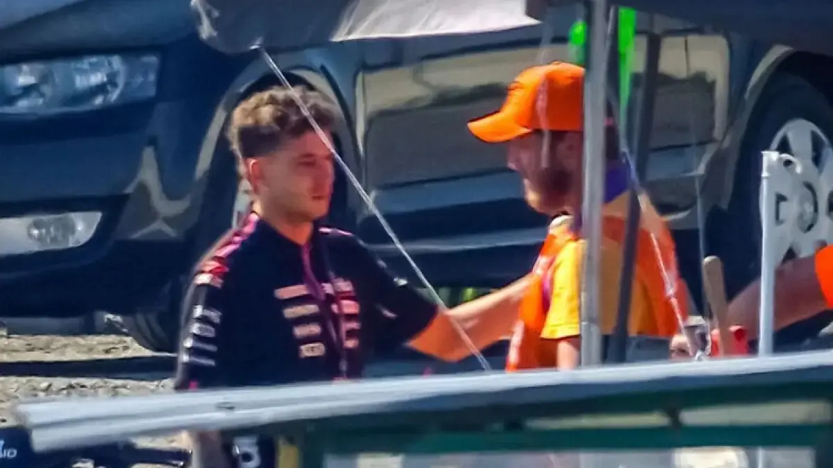 Marco Bezzecchi terlihat meminta maaf secara langsung kepada Marshal (MotoGP)